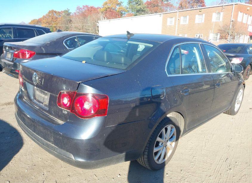 Photo 4 of 2010 Volkswagen Jetta SE (VIN 3VWRZ7AJ8AM025124)