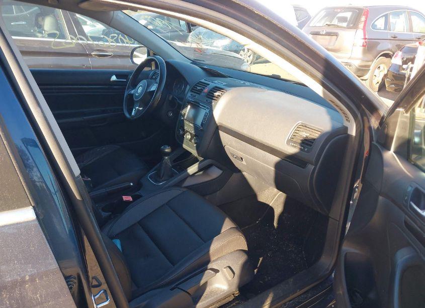 Photo 5 of 2010 Volkswagen Jetta SE (VIN 3VWRZ7AJ8AM025124)