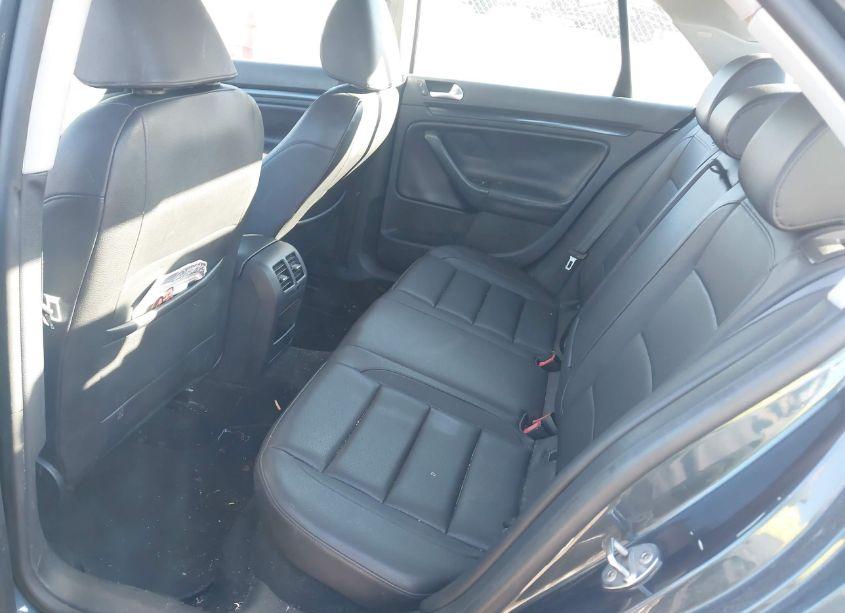 Photo 8 of 2010 Volkswagen Jetta SE (VIN 3VWRZ7AJ8AM025124)