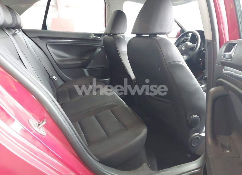 Photo 8 of 2010 Volkswagen Jetta SE (VIN 3VWRZ7AJ9AM035046)