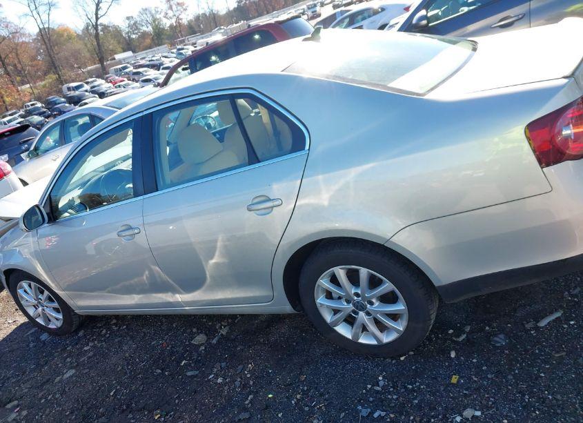 Photo 14 of 2010 Volkswagen Jetta SE (VIN 3VWRZ7AJXAM024959)