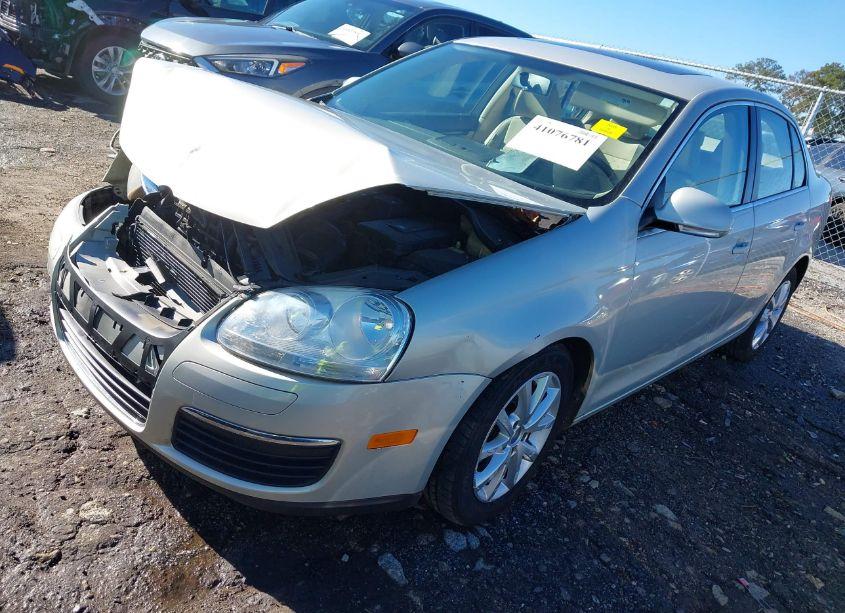 Photo 2 of 2010 Volkswagen Jetta SE (VIN 3VWRZ7AJXAM024959)