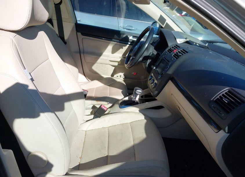 Photo 5 of 2010 Volkswagen Jetta SE (VIN 3VWRZ7AJXAM024959)