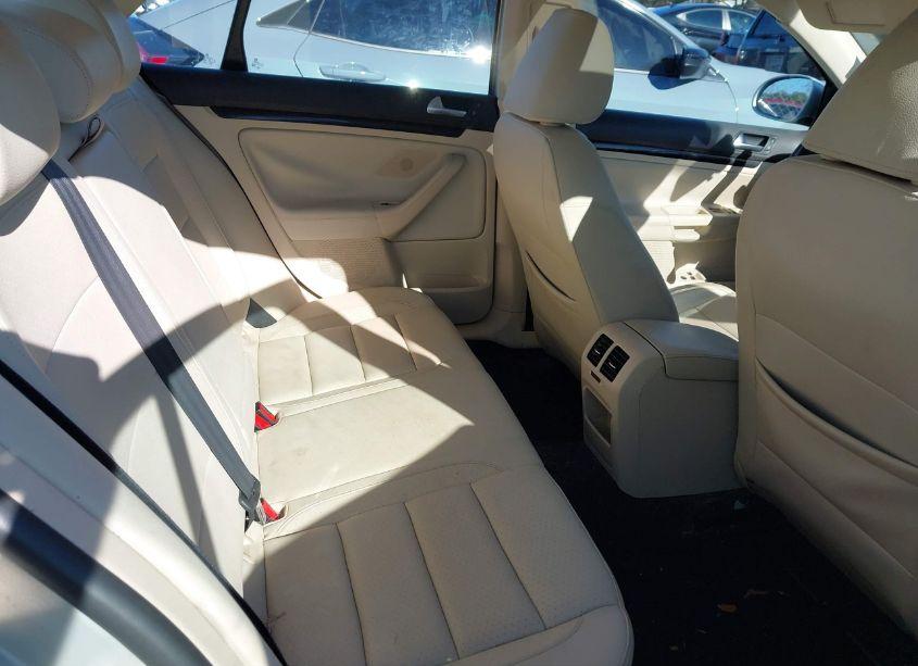 Photo 8 of 2010 Volkswagen Jetta SE (VIN 3VWRZ7AJXAM024959)