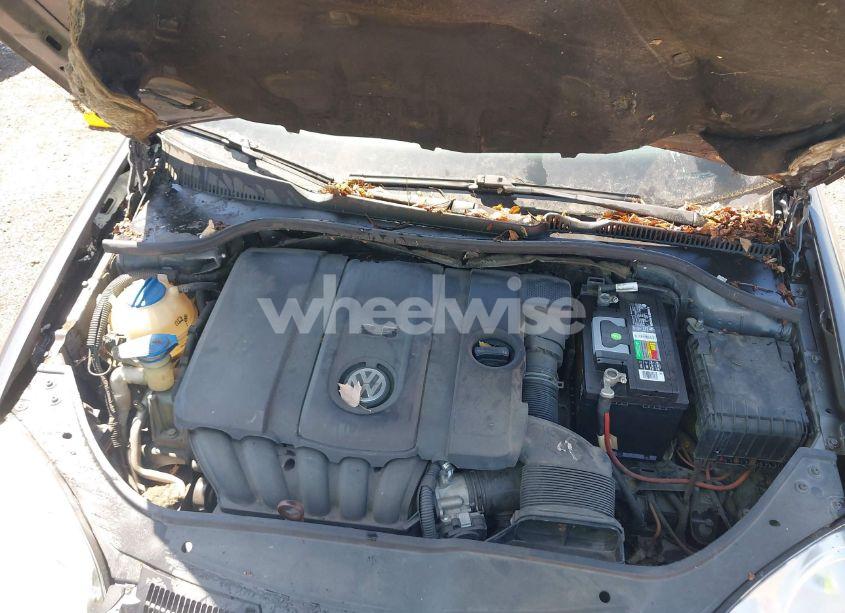 Photo 10 of 2010 Volkswagen Jetta SE (VIN 3VWRZ7AJXAM066015)