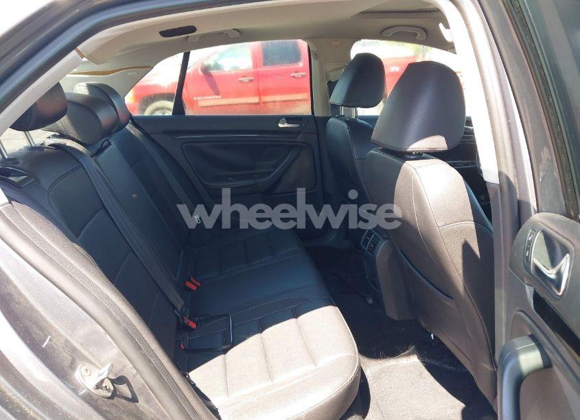 Photo 8 of 2010 Volkswagen Jetta SE (VIN 3VWRZ7AJXAM066015)