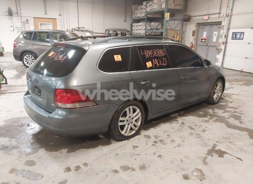 Photo 4 of 2010 Volkswagen Jetta TDI (VIN 3VWTL7AJ7AM672069)