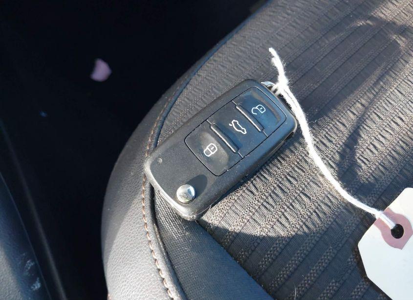 Photo 11 of 2013 Volkswagen Beetle 2.0T TURBO (VIN 3VWV67AT4DM607430)