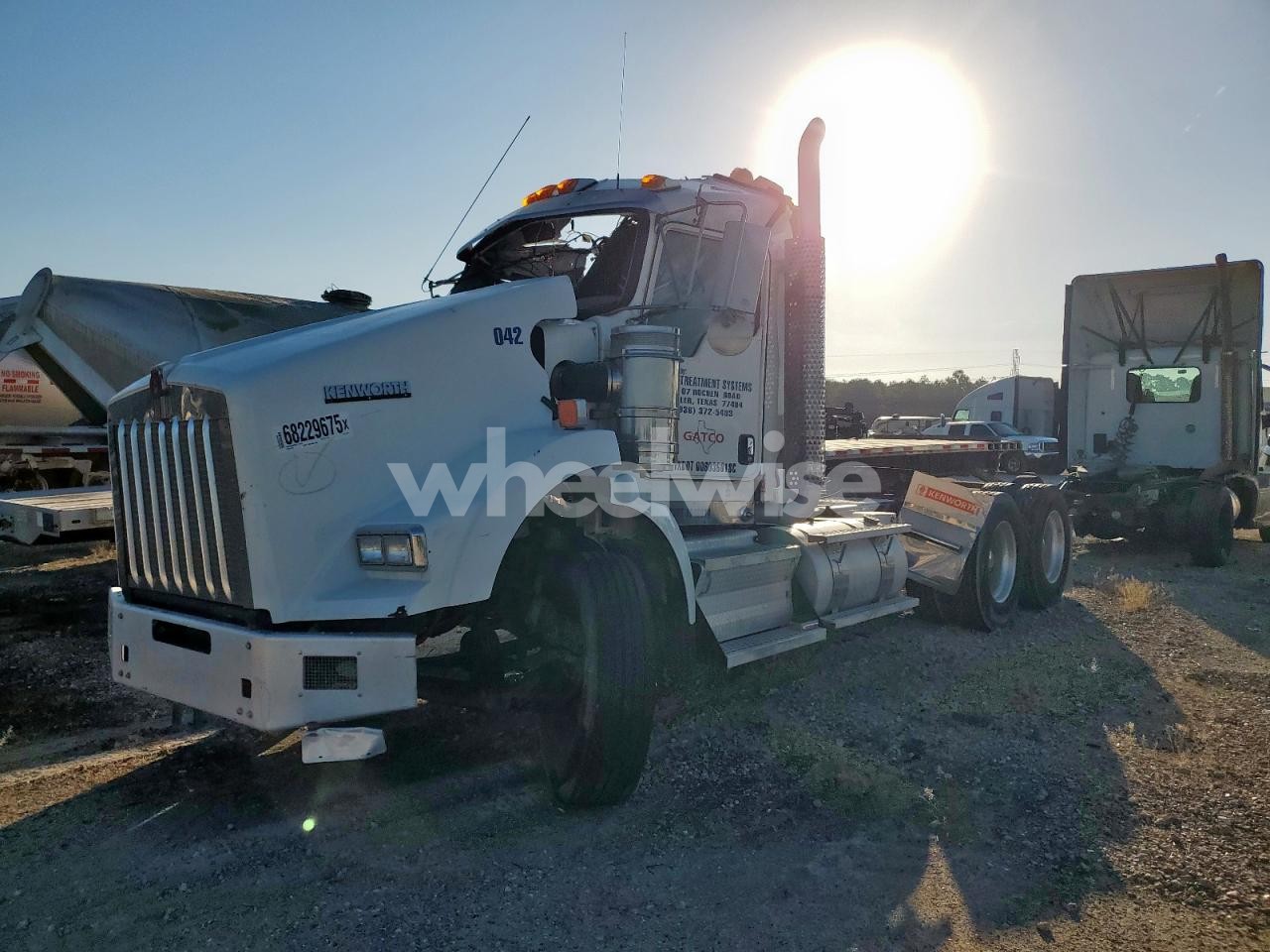 Photo 2 of 2020 KENWORTH T800 SEMI TRUCK (VIN 3WKDD49X0LF425335)