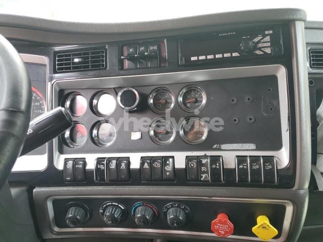 2016 KENWORTH T800 SEMI TRUCK (VIN 3WKDP49X0GF101833) main photo