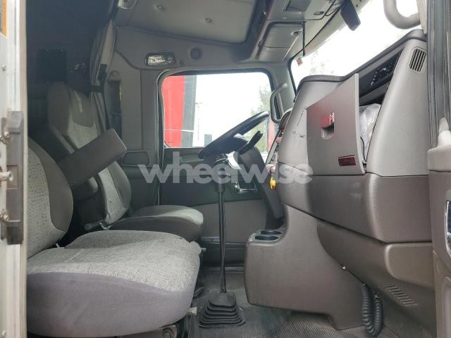 Photo 5 of 2016 KENWORTH T800 SEMI TRUCK (VIN 3WKDP49X0GF101833)