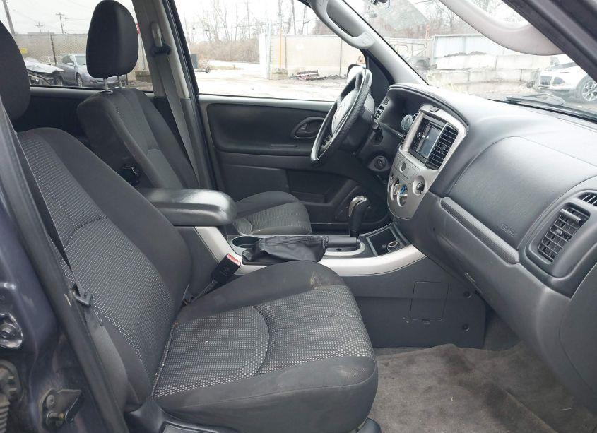 Photo 5 of 2005 Mazda Tribute S (VIN 4F2CZ04165KM52780)