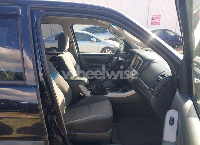 Photo 5 of 2005 Mazda Tribute I (VIN 4F2YZ02Z35KM57384)