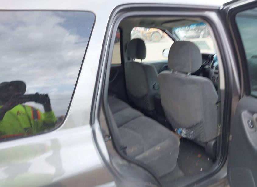 Photo 8 of 2004 Mazda Tribute LX V6 (VIN 4F2YZ04134KM03556)