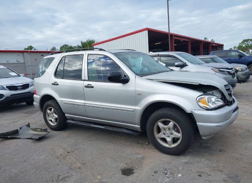 Photo 13 of 1999 Mercedes-benz Ml 320 (VIN 4JGAB54E1XA117586)
