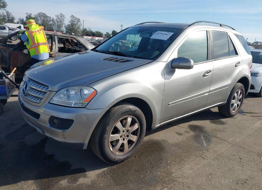 Photo 2 of 2006 Mercedes-benz Ml 350 4MATIC (VIN 4JGBB86E46A049365)