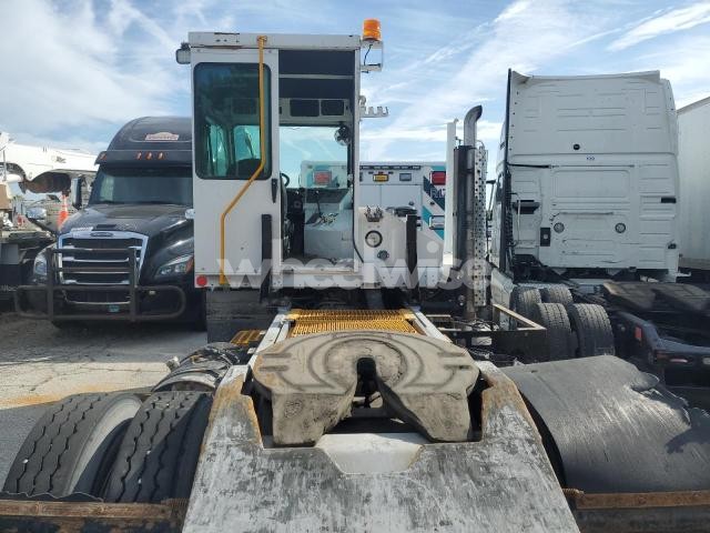 Photo 2 of 2021 CAPT TJ5000 YARD TRUCK (VIN 4LMBB2115ML029678)