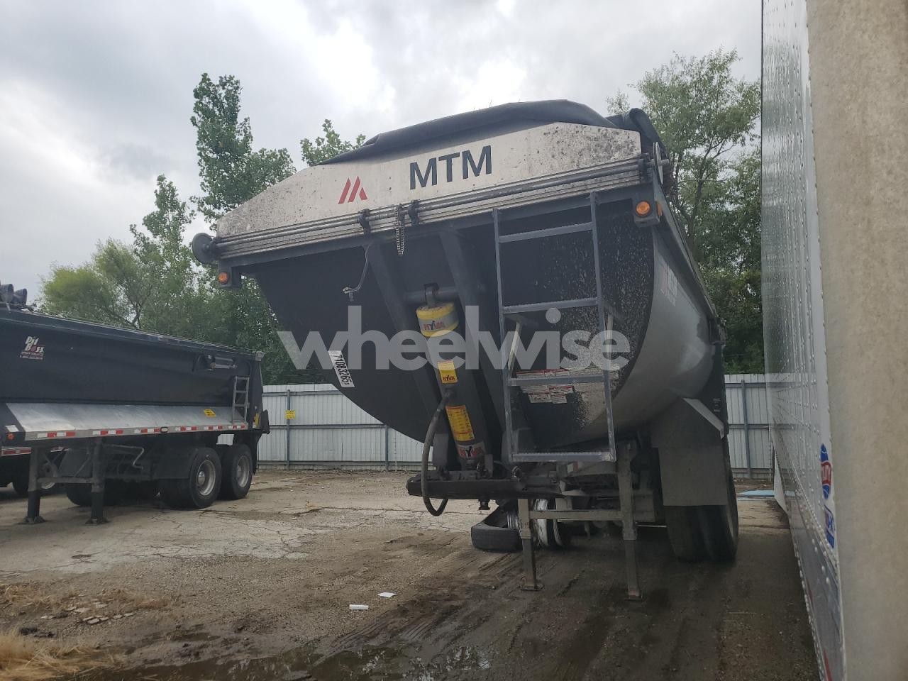Photo 2 of 2023 MIDWEST 23RB-QF-AR END DUMP TRAILER N/A (VIN 4M9DS2321P1017331)
