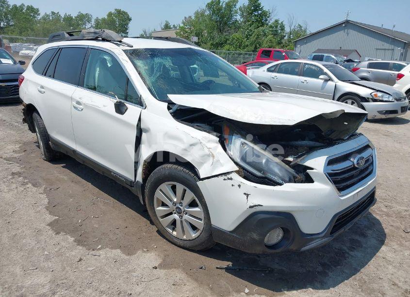 2018 Subaru Outback 2.5I PREMIUM (VIN 4S4BSACC6J3217837) main photo