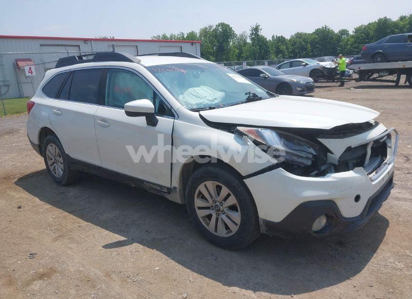 2018 Subaru Outback 2.5I PREMIUM (VIN 4S4BSACC9J3231716) main photo