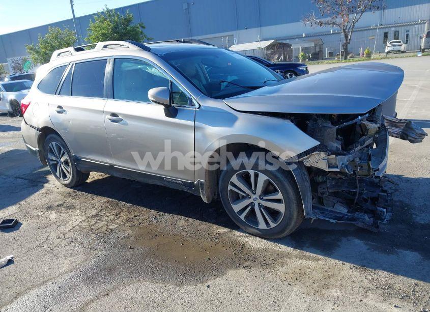 2018 Subaru Outback 2.5I LIMITED (VIN 4S4BSAKCXJ3239888) main photo