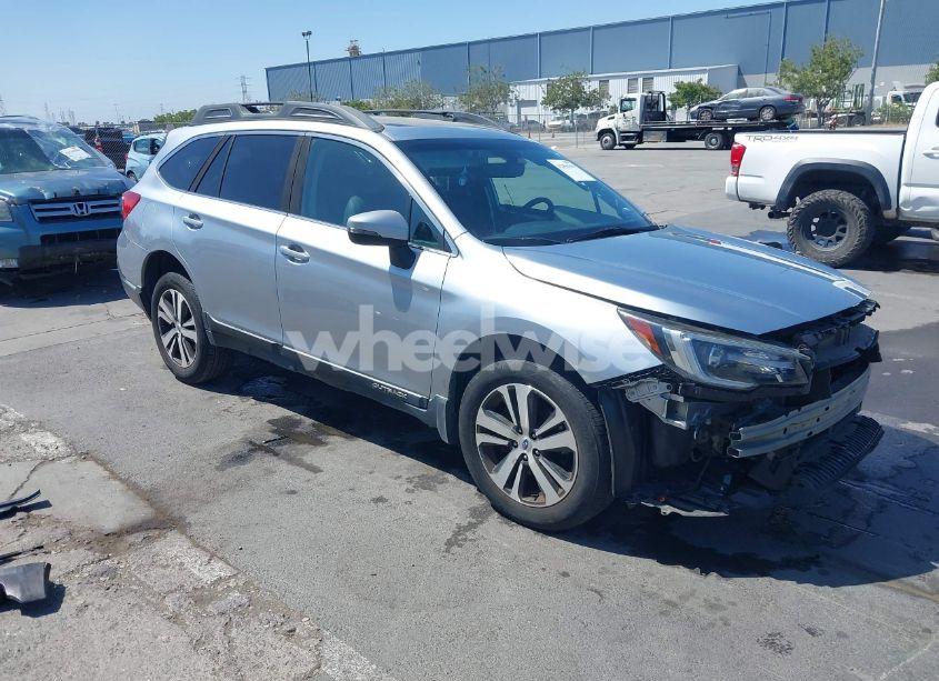 2018 Subaru Outback 2.5I LIMITED (VIN 4S4BSANC6J3340812) main photo