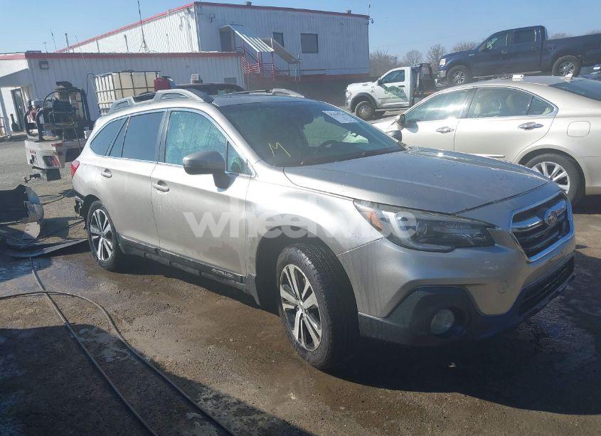 2018 Subaru Outback 3.6R LIMITED (VIN 4S4BSENC4J3214309) main photo