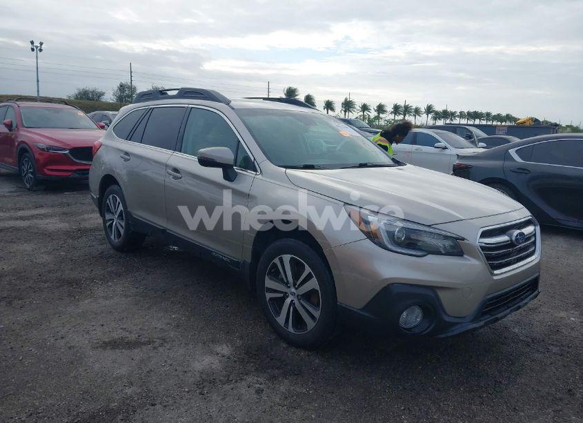 2018 Subaru Outback 3.6R LIMITED (VIN 4S4BSENC8J3330662) main photo