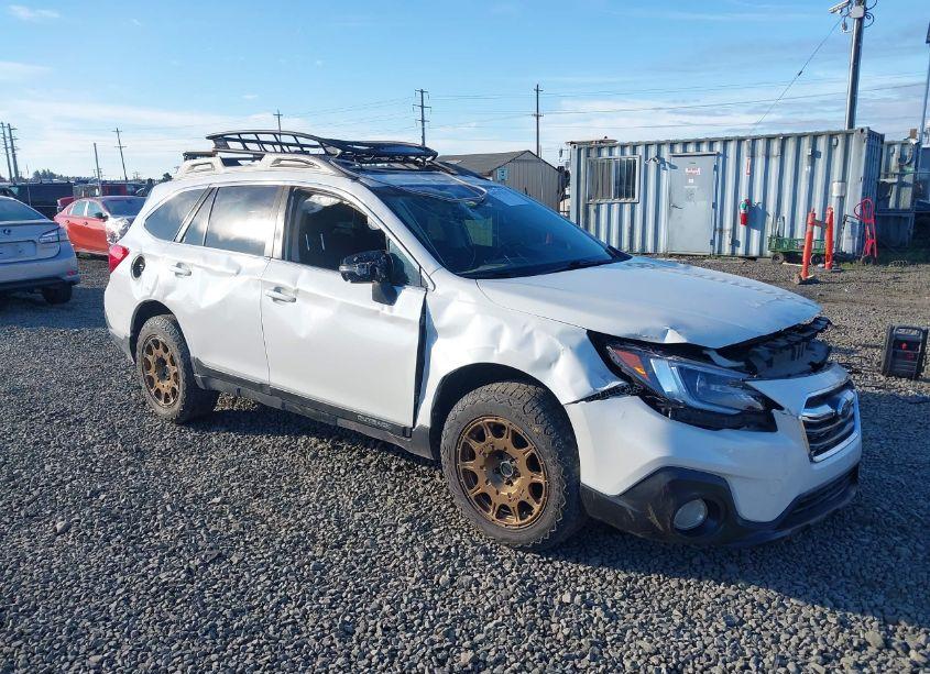 2018 Subaru Outback 3.6R LIMITED (VIN 4S4BSENC9J3330413) main photo
