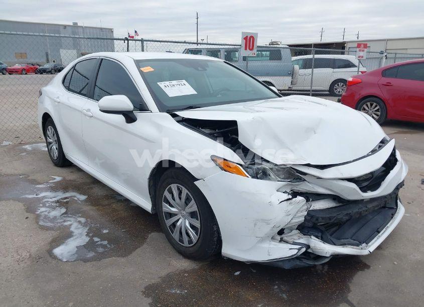 2020 Toyota Camry L (VIN 4T1A11AK4LU868681) main photo