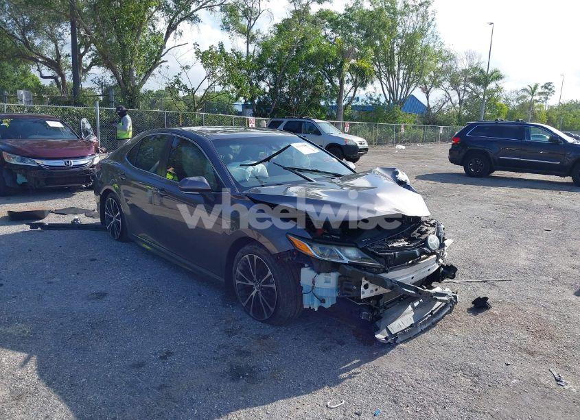 2018 Toyota Camry SE (VIN 4T1B11HK0JU014813) main photo