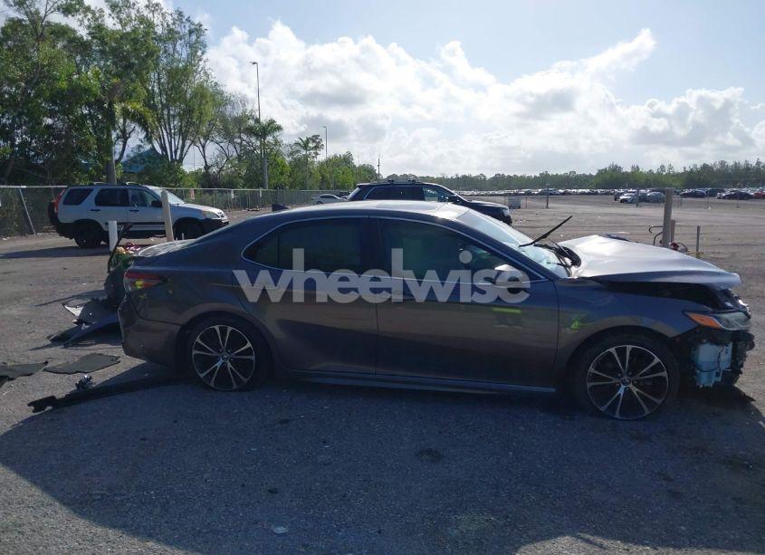 Photo 13 of 2018 Toyota Camry SE (VIN 4T1B11HK0JU014813)