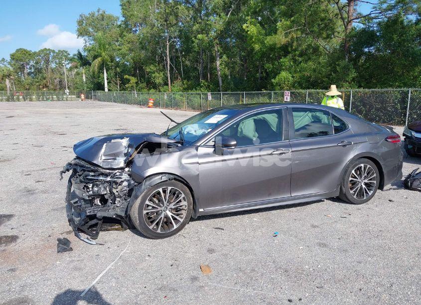 Photo 2 of 2018 Toyota Camry SE (VIN 4T1B11HK0JU014813)