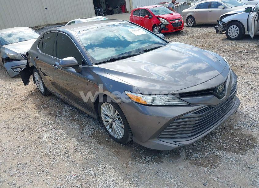 2018 Toyota Camry XLE (VIN 4T1B11HK0JU028078) main photo