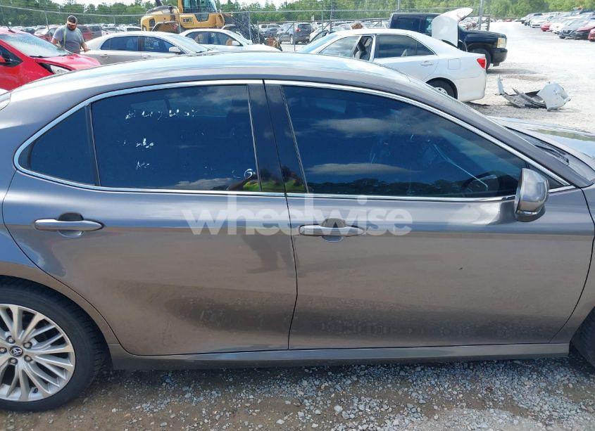 Photo 13 of 2018 Toyota Camry XLE (VIN 4T1B11HK0JU028078)