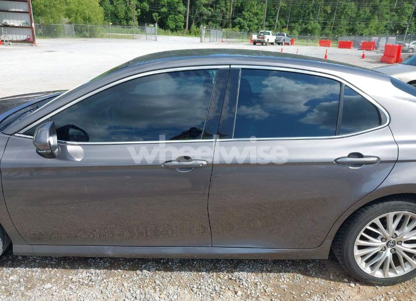 Photo 14 of 2018 Toyota Camry XLE (VIN 4T1B11HK0JU028078)