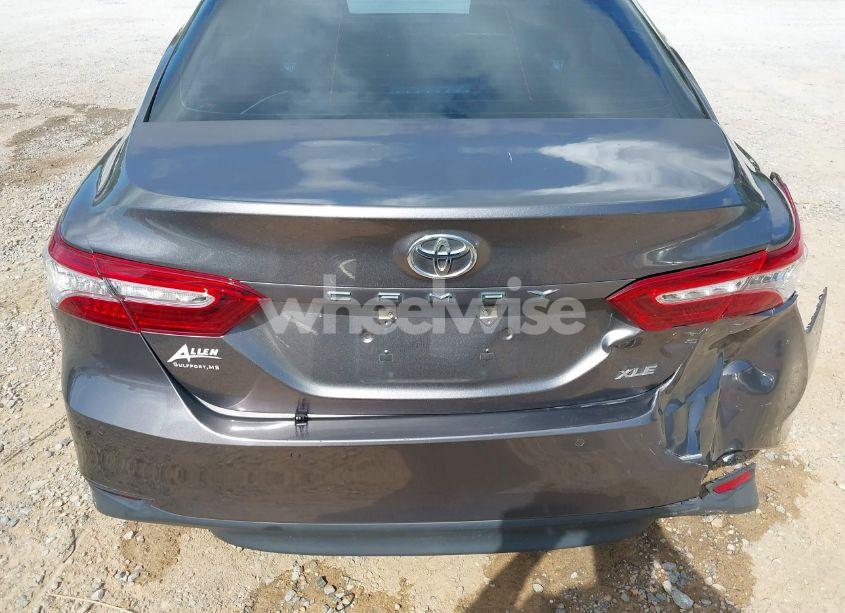 Photo 16 of 2018 Toyota Camry XLE (VIN 4T1B11HK0JU028078)