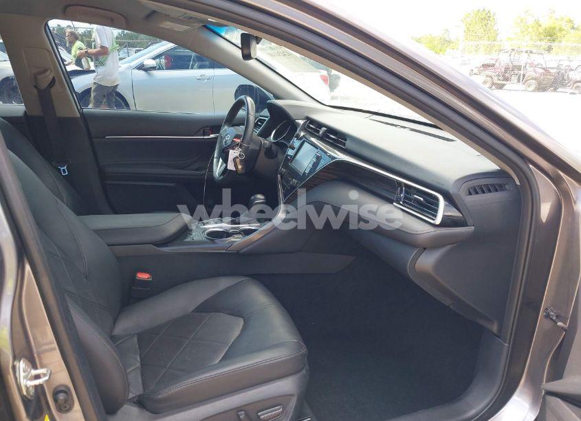 Photo 5 of 2018 Toyota Camry XLE (VIN 4T1B11HK0JU028078)