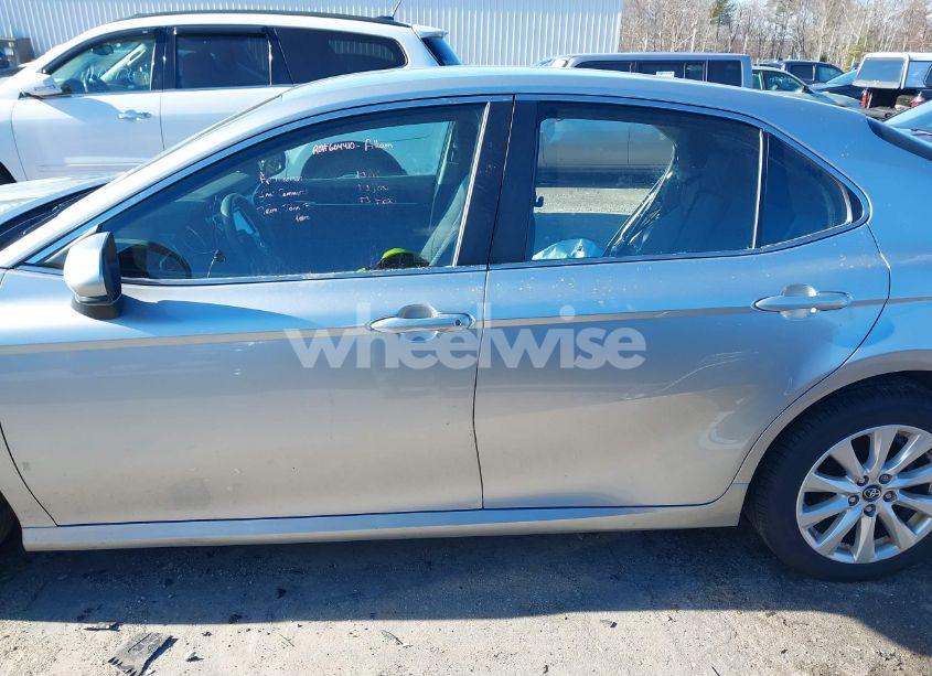 Photo 14 of 2018 Toyota Camry LE (VIN 4T1B11HK0JU029523)