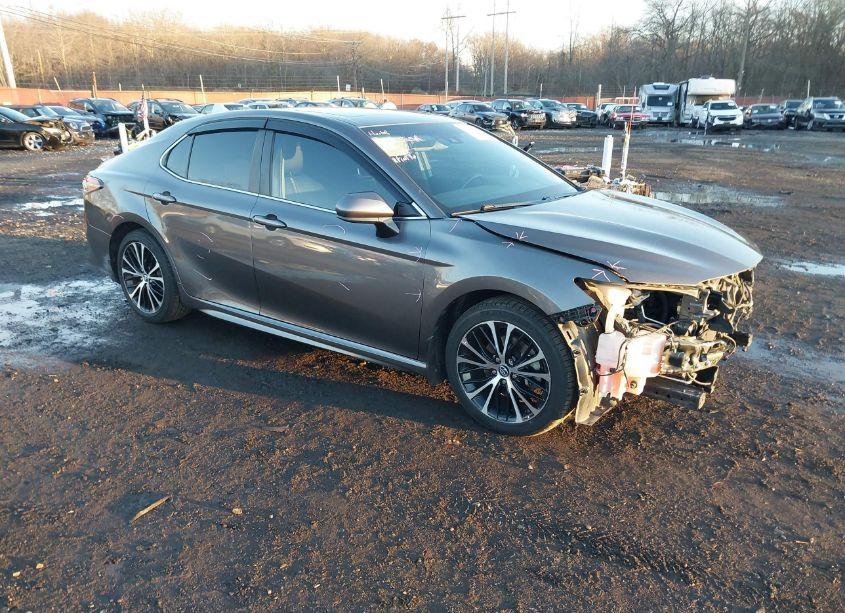 2018 Toyota Camry SE (VIN 4T1B11HK0JU032244) main photo