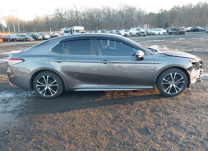 Photo 14 of 2018 Toyota Camry SE (VIN 4T1B11HK0JU032244)