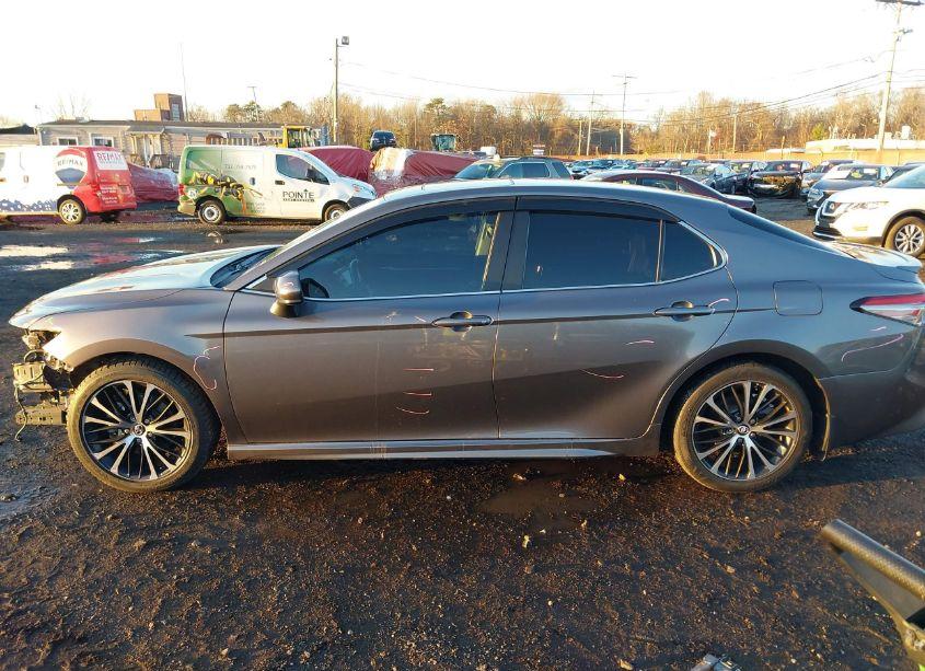 Photo 15 of 2018 Toyota Camry SE (VIN 4T1B11HK0JU032244)