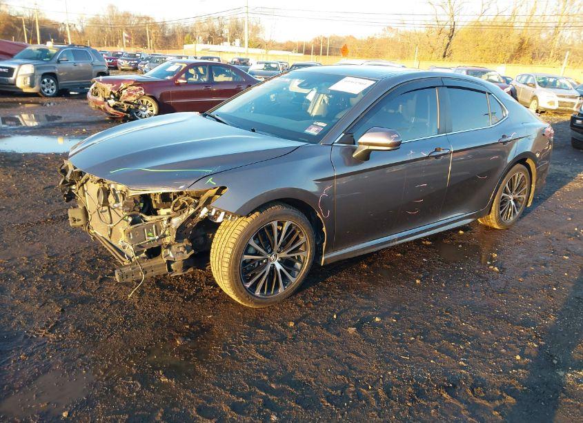 Photo 2 of 2018 Toyota Camry SE (VIN 4T1B11HK0JU032244)