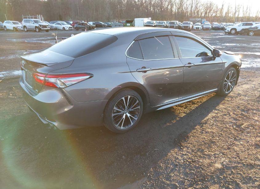 Photo 4 of 2018 Toyota Camry SE (VIN 4T1B11HK0JU032244)
