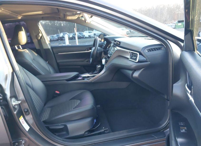 Photo 5 of 2018 Toyota Camry SE (VIN 4T1B11HK0JU032244)