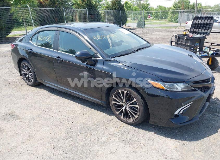 2018 Toyota Camry SE (VIN 4T1B11HK0JU039078) main photo