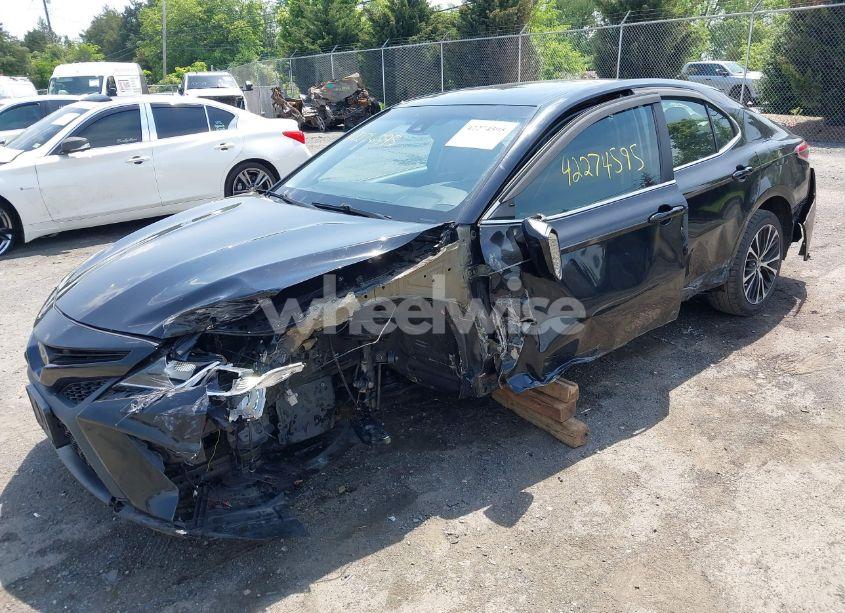 Photo 2 of 2018 Toyota Camry SE (VIN 4T1B11HK0JU039078)