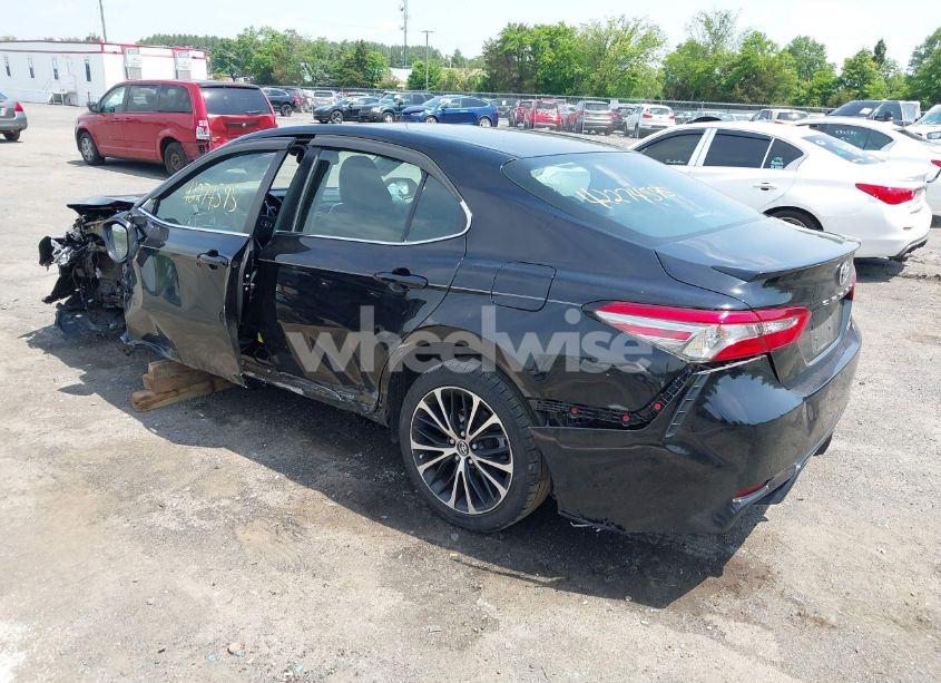 Photo 3 of 2018 Toyota Camry SE (VIN 4T1B11HK0JU039078)