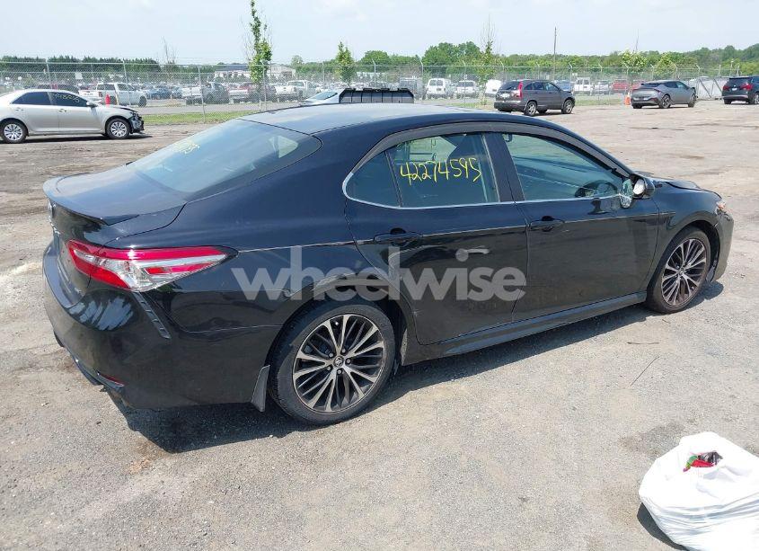 Photo 4 of 2018 Toyota Camry SE (VIN 4T1B11HK0JU039078)