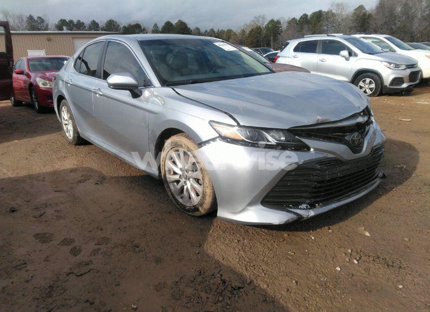 2018 Toyota Camry LE (VIN 4T1B11HK0JU039761) main photo